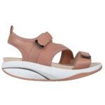 Ny sandal med den velkendte performance sål. MBT Aza sandal er en helt ny sandal i korkfarvet blødt læder og neopren, der passer fint til hverdagsbrug.