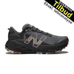 New Balance More Trail V2 er en alsidig og holdbar trail løbesko designet til at tackle forskellige terræn og give en behagelig løbeoplevelse.