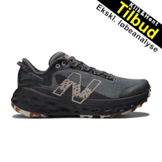 New Balance More Trail V2 er en alsidig og holdbar trail løbesko designet til at tackle forskellige terræn og give en behagelig løbeoplevelse.