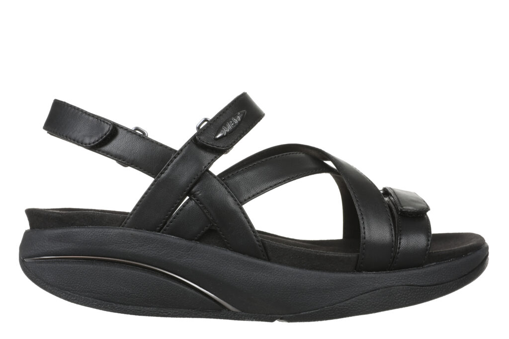 Klassisk sort MBT Kiburi sandal i skind med justerbare stropper, buet sål og antibakteriel indersål. Komfort, stil og sund gang i én sandal!