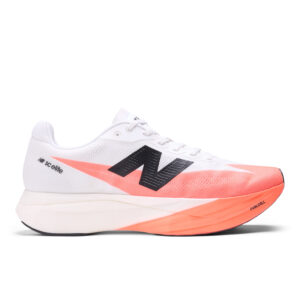 New Balance FuelCell SC Elite v5 er en ultralet konkurrencesko med PEBA-skum, kulfiberplade og Energy Arc for maksimal fart og energireturnering.