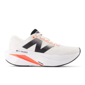 New Balance FuelCell SuperComp Trainer v4 – let, responsiv konkurrencesko med PEBA-skum, carbonplade og Energy Arc for maksimal fremdrift.