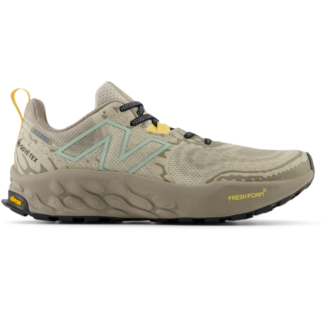 New Balance Hierro v8 GTX trail løbesko med Fresh Foam X, GORE-TEX og Vibram® sål. Komfort, greb og vandtæt beskyttelse i terræn.