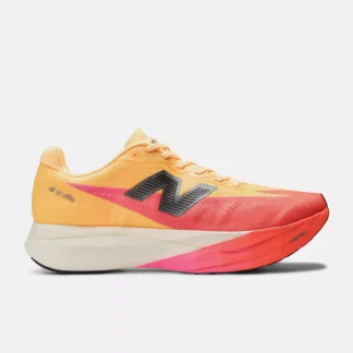 New Balance SuperComp Elite V5 er en letvægtig løbesko med FuelCell mellemsål og kulfiberplade for maksimal energiudladning og toppræstationer