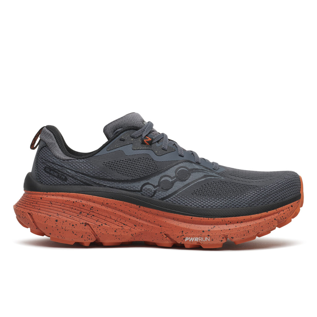 Saucony Guide TR til herre med maksimal dæmpning, stabil platform og 3,5 mm PWRTRAC-knopper – perfekt til løb fra vej til grus og lettere trail.