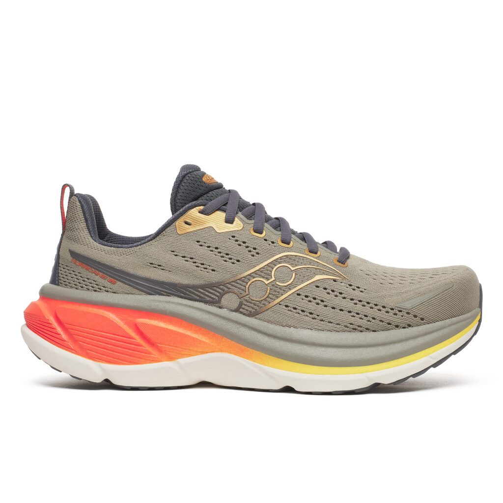 Saucony Hurricane 25 giver maksimal komfort, blød støddæmpning og stabilitet til lange løbeture og mængdetræning både i hverdagen og til løb.