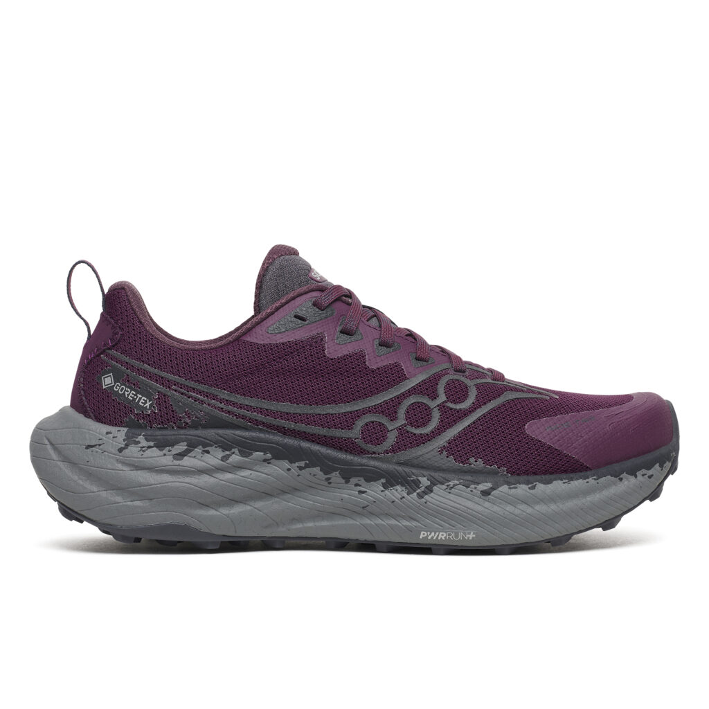 Saucony Ride TR3 GTX er en vandtæt hybridsko med PWRRUN+, GORE-TEX og PWRTRAC-greb til løb på asfalt, grus og skovstier. En trailsko til den kræsne løber
