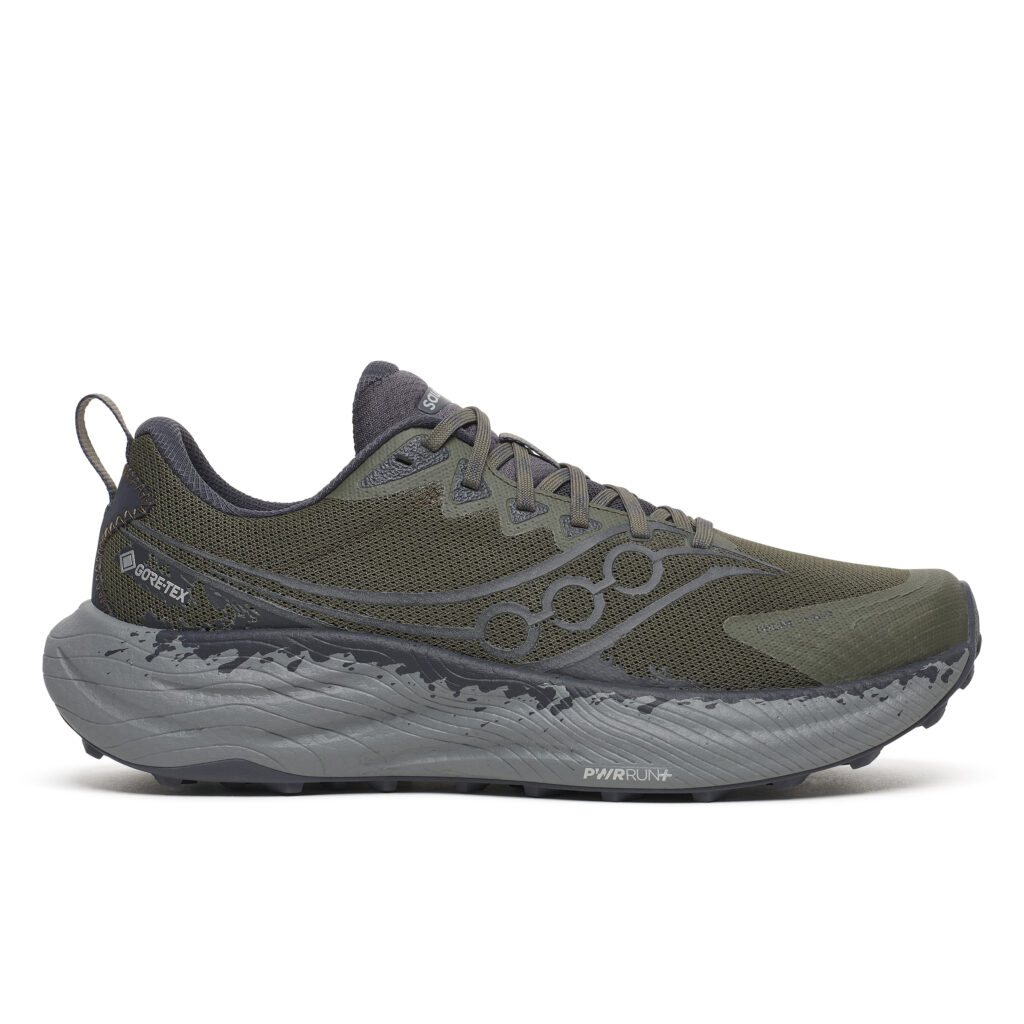 Saucony Ride TR3 GTX er en vandtæt hybridsko med PWRRUN+, GORE-TEX og PWRTRAC-greb til løb på asfalt, grus og skovstier. En trailsko til den kræsne løber